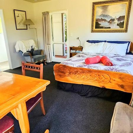 Waterwheel Cottage Upper Moutere Bagian luar foto